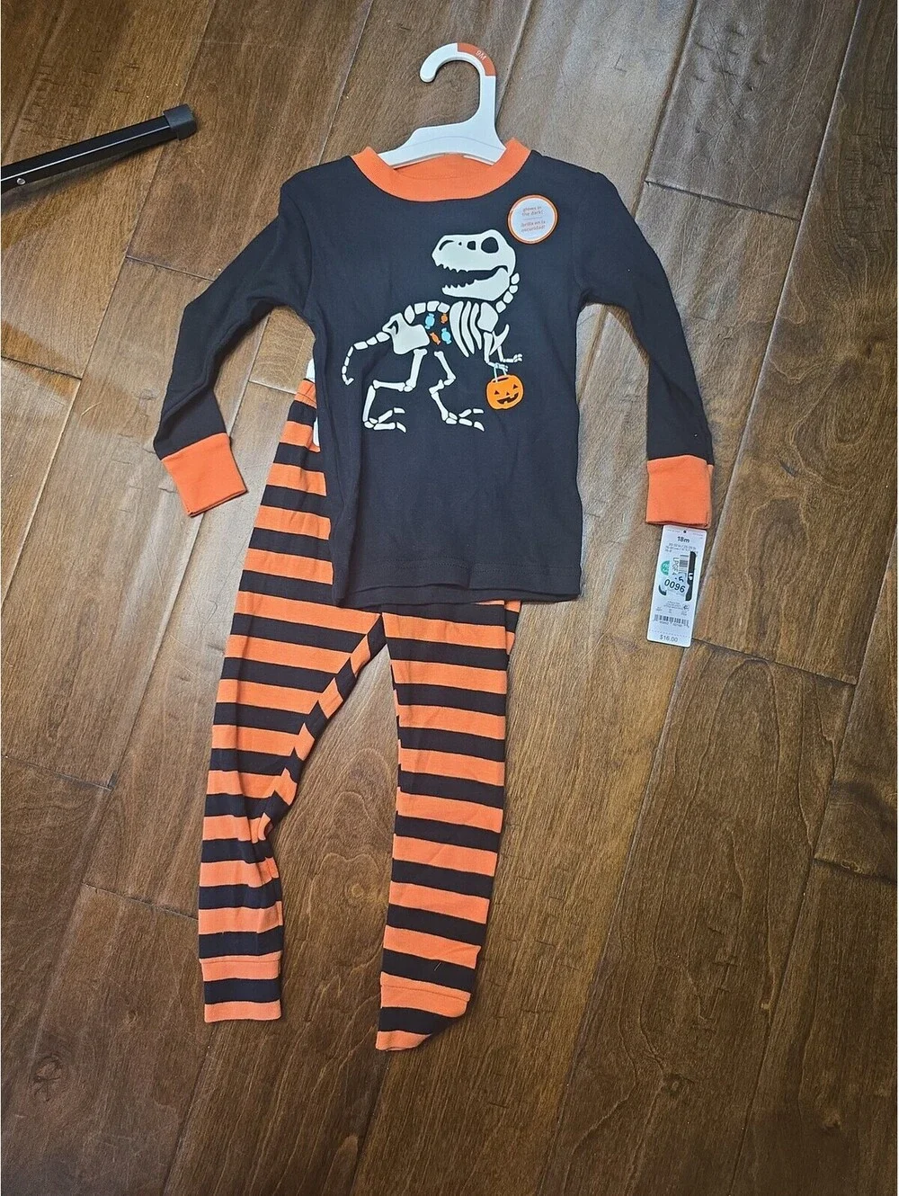 18m brand new halloween pajamas from carter's item 96G8